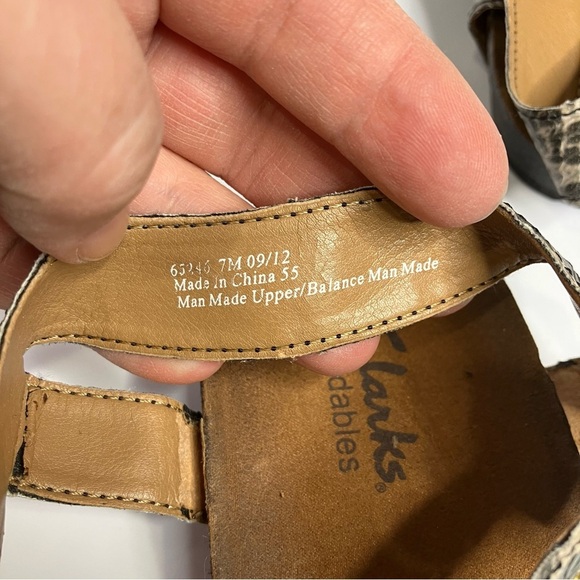 Clarks bendables snake skin print t-strap sandals women’s size 7 casual summer - Picture 7 of 8